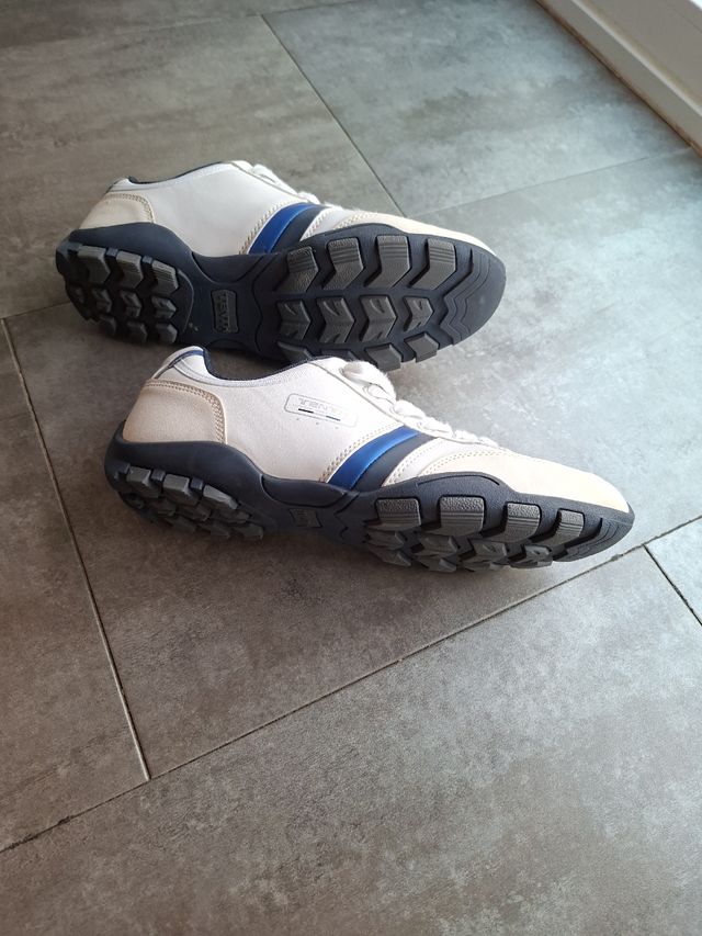 Zapatillas deportivas blancas y azules