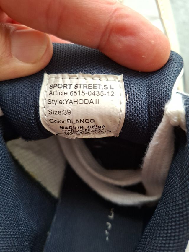 Zapatillas deportivas blancas y azules