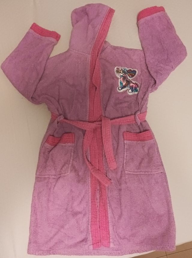 Albornoz rosa y morado de forro polar.