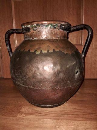 Caldero antiguo de cobre con asas