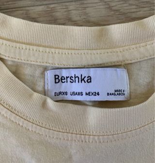Camiseta Bershka amarilla con frase