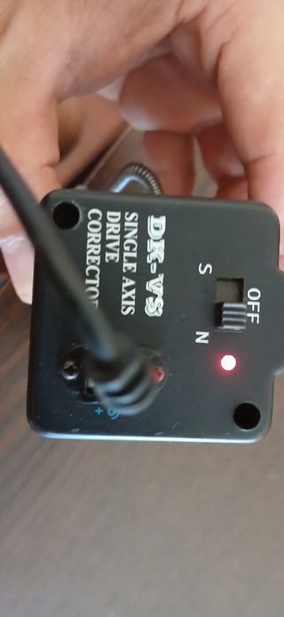 Motor seguimiento con adaptador de corriente
