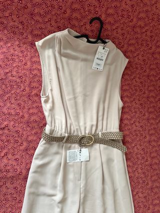 Mono largo beige con cinturón