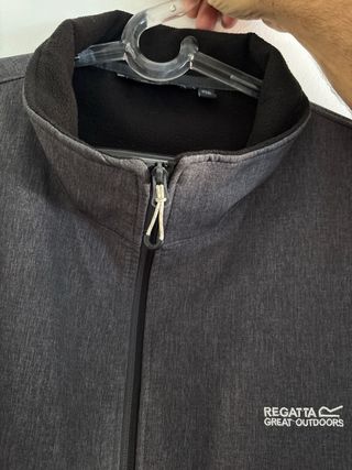 Chaqueta cortavientos Regatta gris