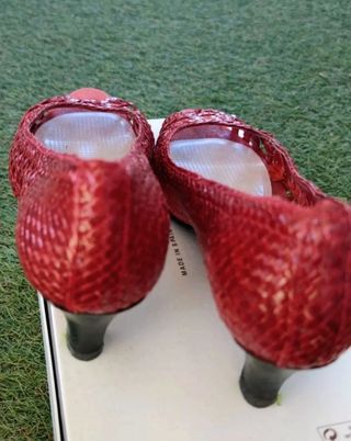 Zapatos rojos trenzados