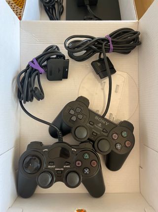 PlayStation 2 + mandos + cables + set de juegos