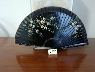 Abanico negro pintado a mano con flores
