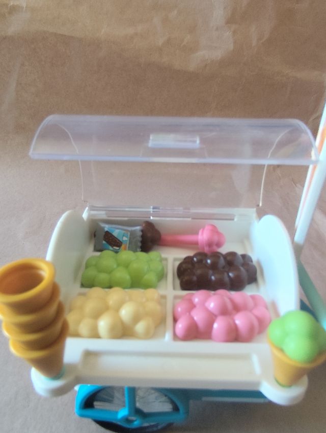 Heladería Playmobil con figuras