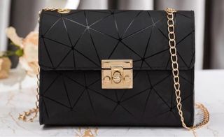Bolso Negro con cadena dorada