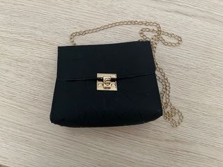Bolso Negro con cadena dorada