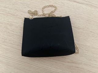 Bolso Negro con cadena dorada