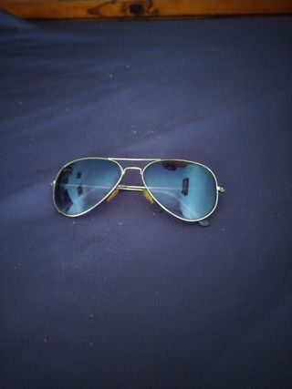 Gafas de sol aviador doradas y azules