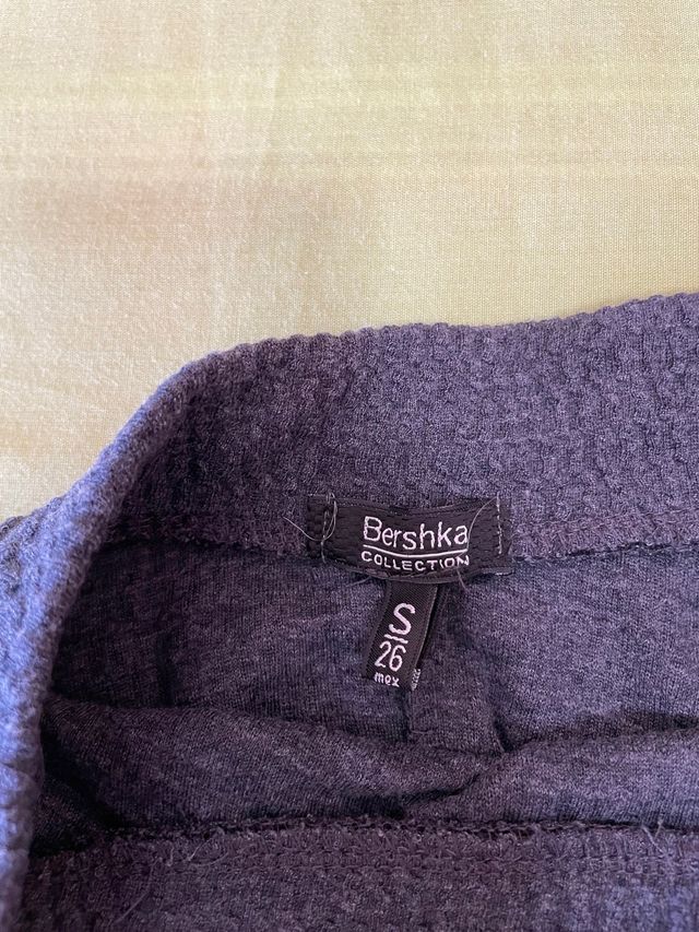 Falda skater gris texturizada