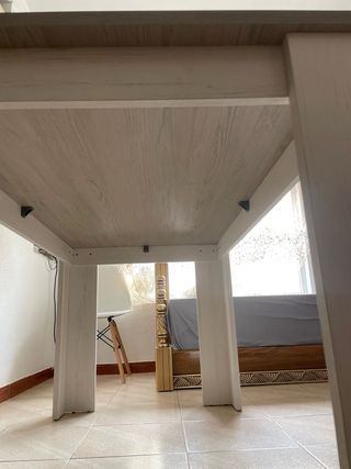Mesa de comedor de madera beige
