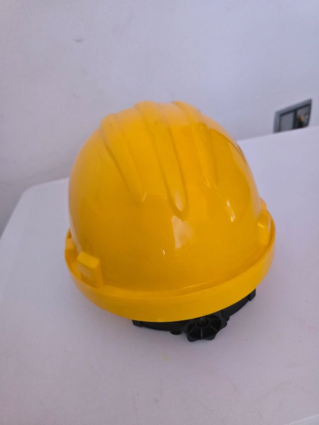 Casco de seguridad con pantallas y cascos