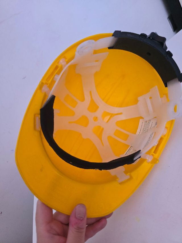 Casco de seguridad con pantallas y cascos