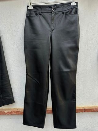 Pantalones Mango efecto piel negros Talla S 36
