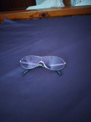 Gafas de sol plateadas y moradas