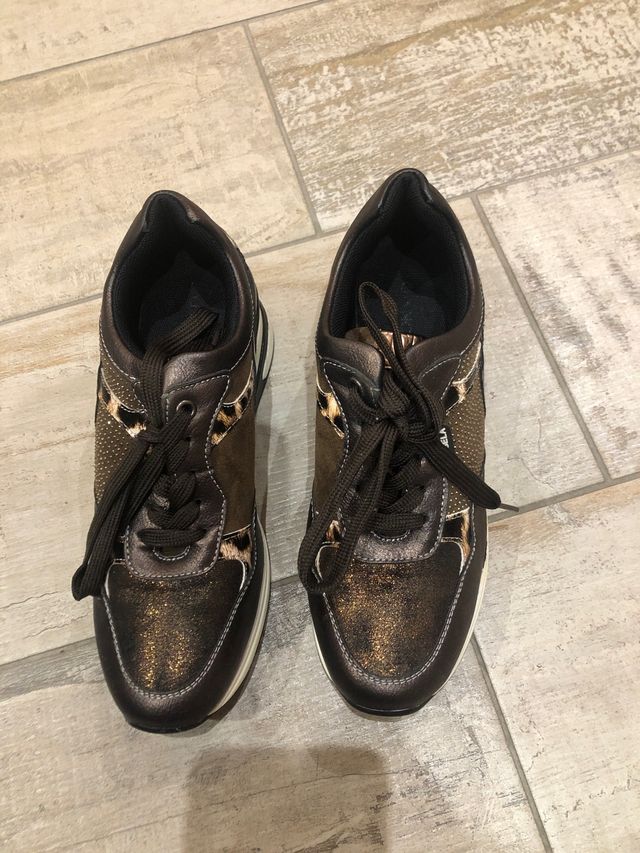 Zapatillas de vestir mujer marrón y dorado