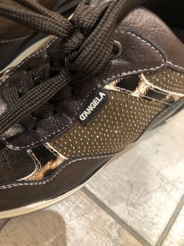 Zapatillas de vestir mujer marrón y dorado