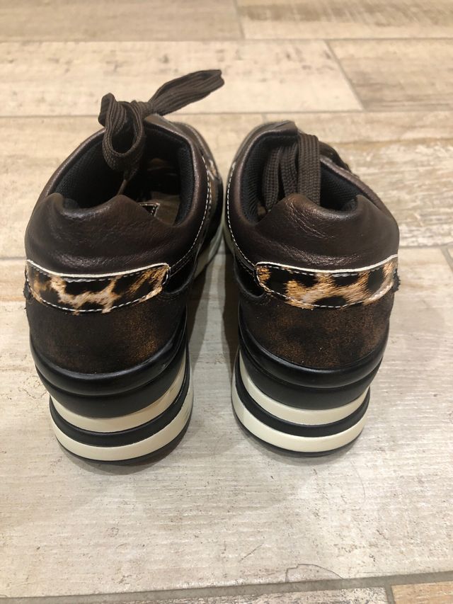 Zapatillas de vestir mujer marrón y dorado