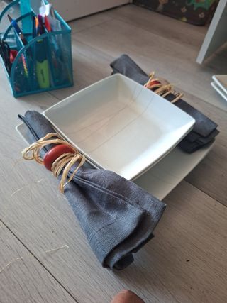 Juego Vajilla 4 Platos Cuadrados + 2 Servilletas