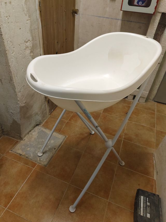 Bañera para bebé blanca con soporte