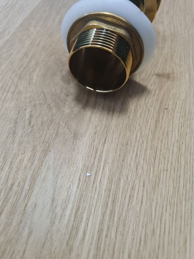 Tapón de desagüe dorado