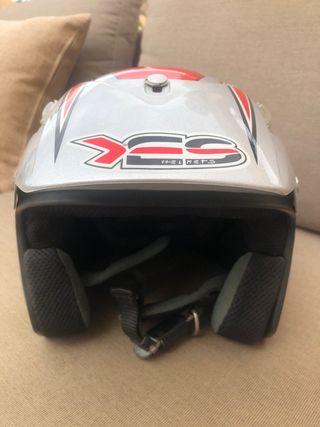 Casco de moto plateado con detalles rojos