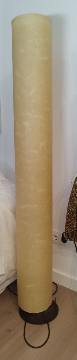 Lámpara de pie cilíndrica beige