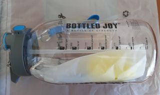 Botella de agua deportiva con medidor de consumo