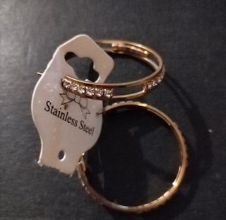 Orecchini a cerchio dorati con strass