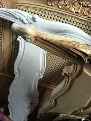 Cama antigua de madera y ratán