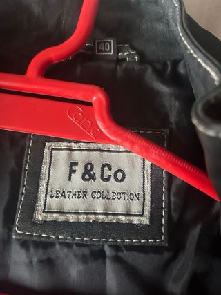 Cazadora de cuero negra con cremalleras para chica