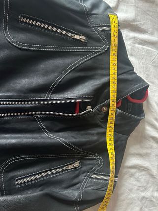 Cazadora de cuero negra con cremalleras para chica