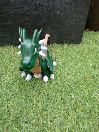 Dragón articulado de juguete verde