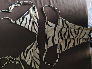 Bikini escotado con estampado de cebra