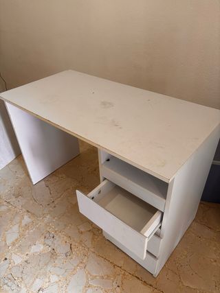Escritorio blanco con cajones