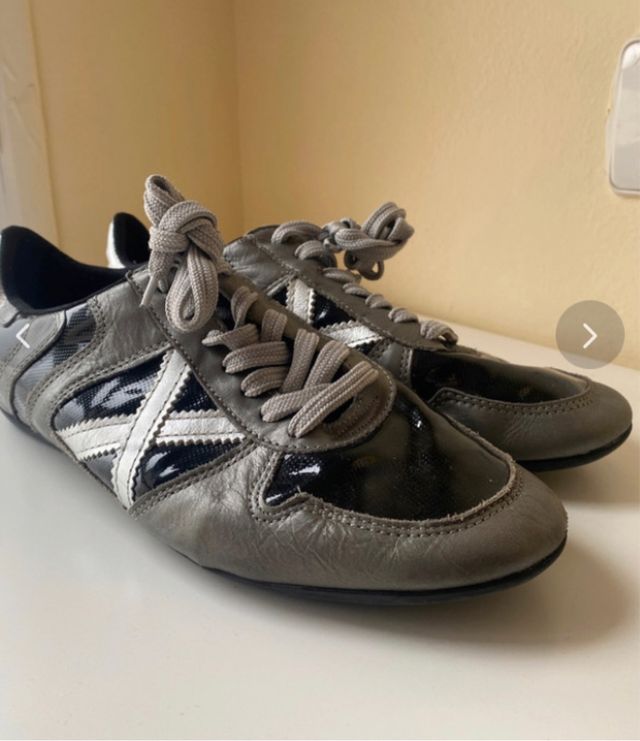 Zapatillas Munich grises y negras.