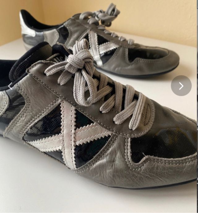 Zapatillas Munich grises y negras.