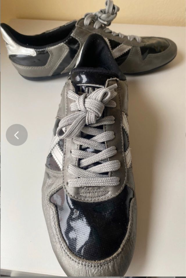Zapatillas Munich grises y negras.