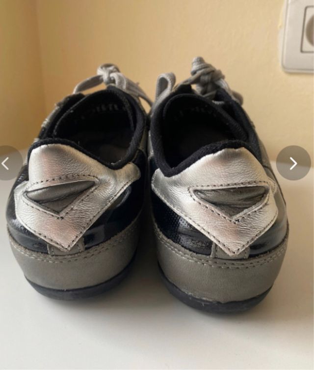 Zapatillas Munich grises y negras.