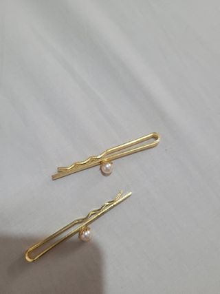 Horquillas doradas con perla