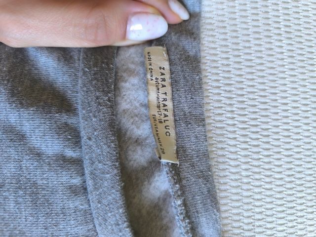 Jersey gris con detalles rosas y beige