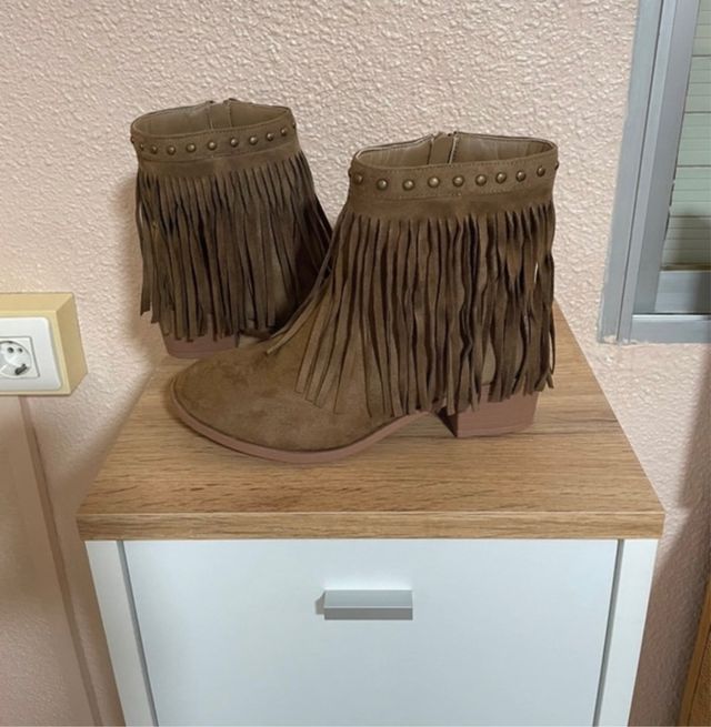 Botines con flecos y tachuelas