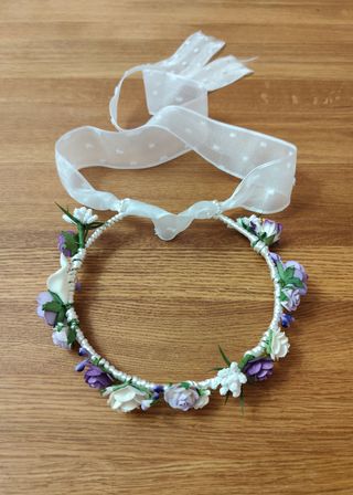 Corona de flores lila y blanca