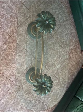 Sofá de piel verde y mesa de cristal