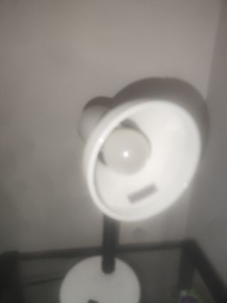 Lámpara flexo blanca y negra