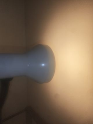 Lámpara flexo blanca y negra