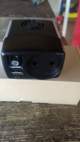 Inversor de corriente con USB y enchufe